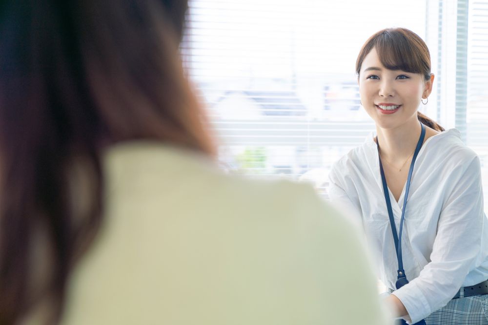 心理カウンセリングを受ける女性